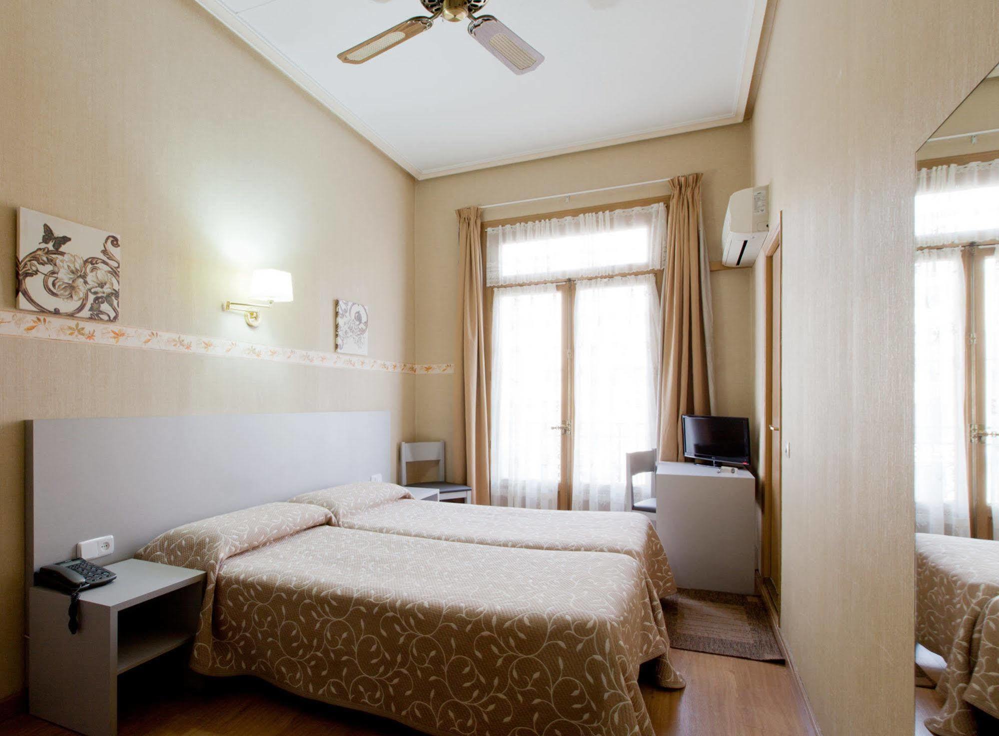Hostal Andorra Madrid Exterior foto